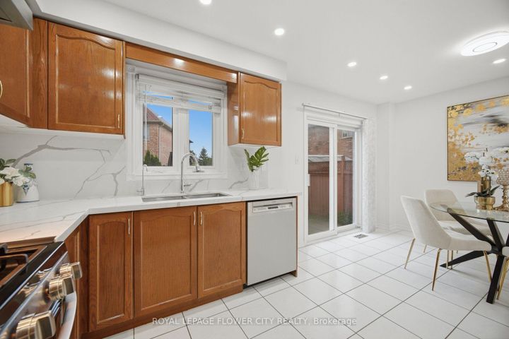 Photo 12 at 25 Skylar Circle, Bram East, Brampton
