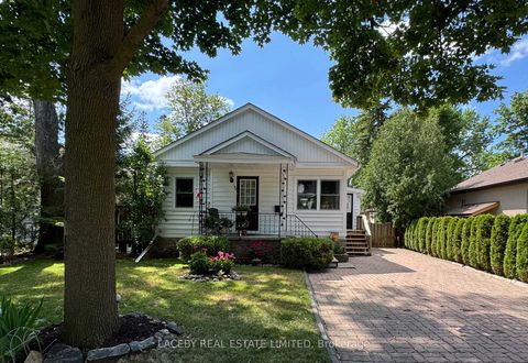 Photo 1 at 82 Mill Street, Mill Pond, Richmond Hill