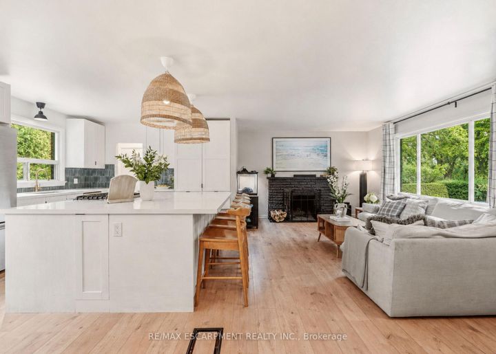 Photo 2 at 271 Linden Avenue, Shoreacres, Burlington