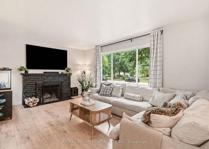 Photo 3 at 271 Linden Avenue, Shoreacres, Burlington