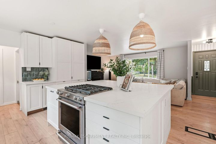 Photo 9 at 271 Linden Avenue, Shoreacres, Burlington