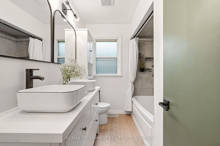 Photo 13 at 271 Linden Avenue, Shoreacres, Burlington