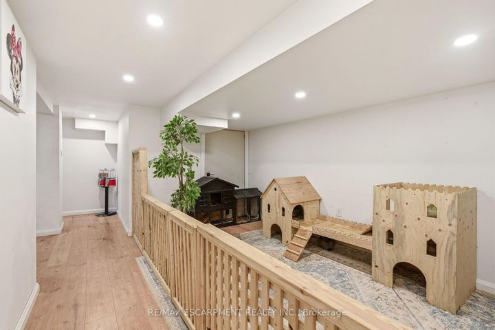 Photo 17 at 271 Linden Avenue, Shoreacres, Burlington