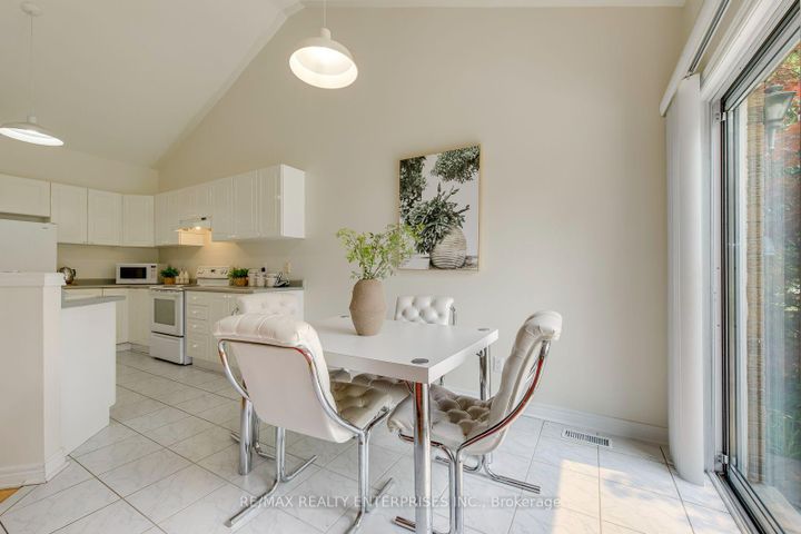 Photo 11 at 2839 Bushland Crescent, Clarkson, Mississauga