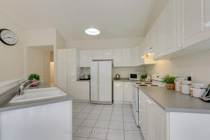 Photo 13 at 2839 Bushland Crescent, Clarkson, Mississauga