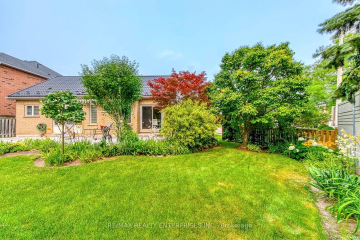 Photo 32 at 2839 Bushland Crescent, Clarkson, Mississauga
