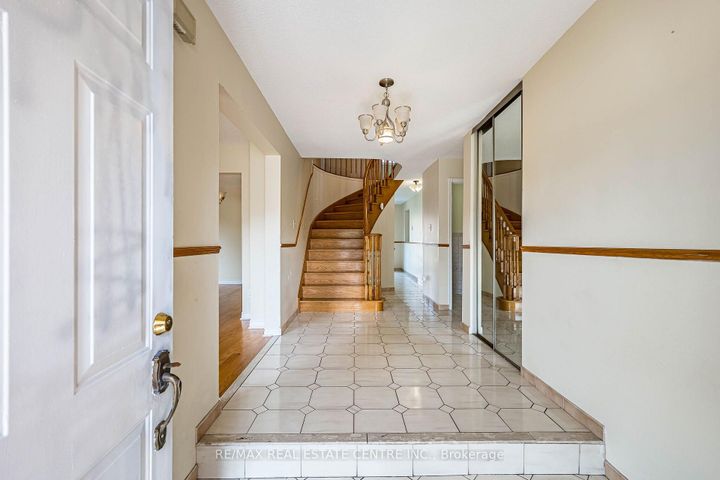 Photo 2 at 42 Lafleur Court, Fletcher's Creek South, Brampton