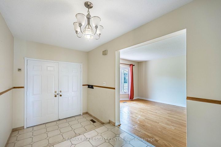 Photo 3 at 42 Lafleur Court, Fletcher's Creek South, Brampton