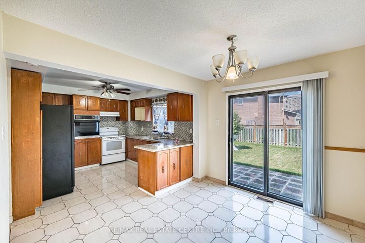 Photo 10 at 42 Lafleur Court, Fletcher's Creek South, Brampton