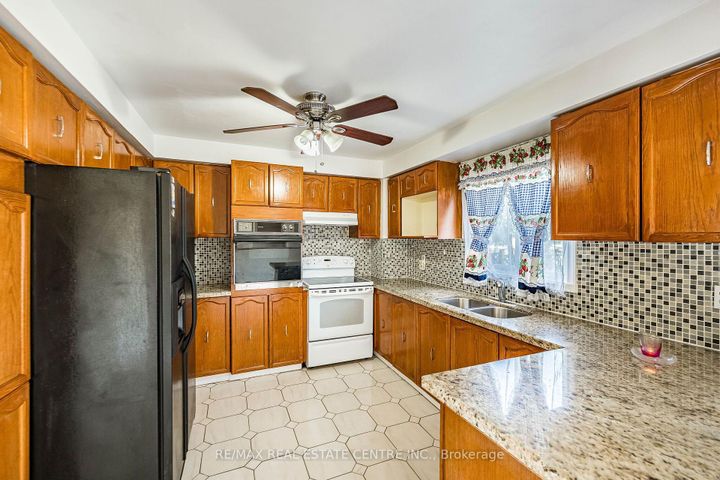 Photo 11 at 42 Lafleur Court, Fletcher's Creek South, Brampton