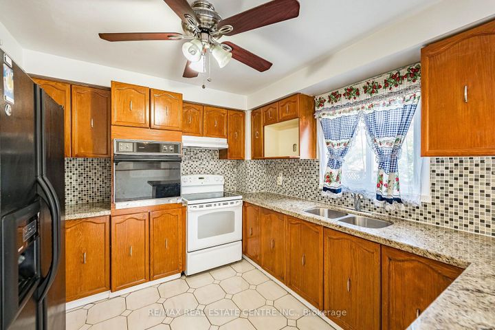 Photo 12 at 42 Lafleur Court, Fletcher's Creek South, Brampton