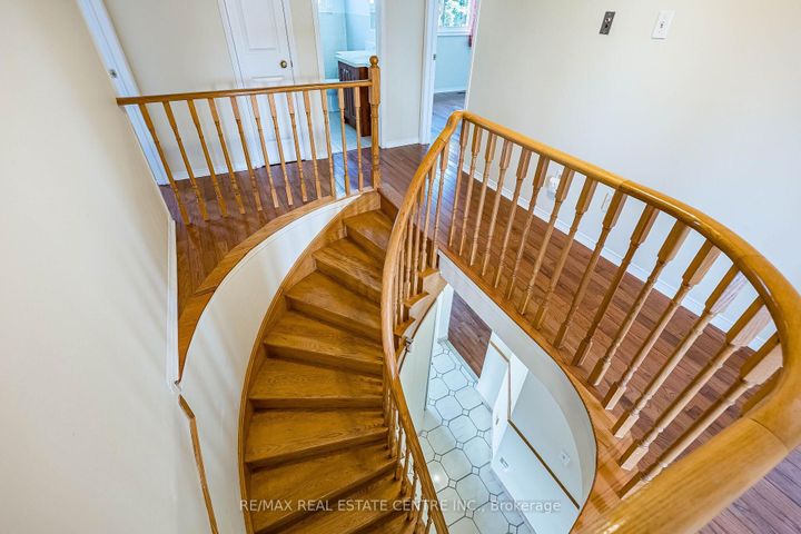 Photo 16 at 42 Lafleur Court, Fletcher's Creek South, Brampton