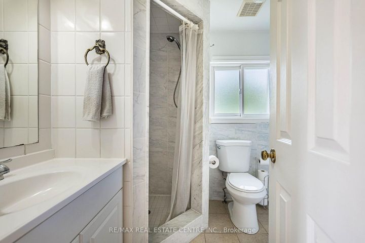 Photo 20 at 42 Lafleur Court, Fletcher's Creek South, Brampton