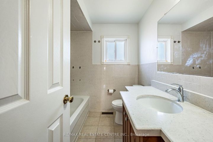 Photo 28 at 42 Lafleur Court, Fletcher's Creek South, Brampton