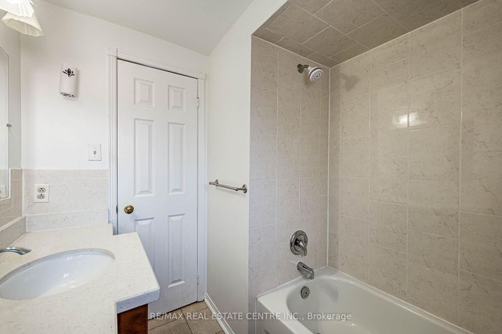 Photo 29 at 42 Lafleur Court, Fletcher's Creek South, Brampton