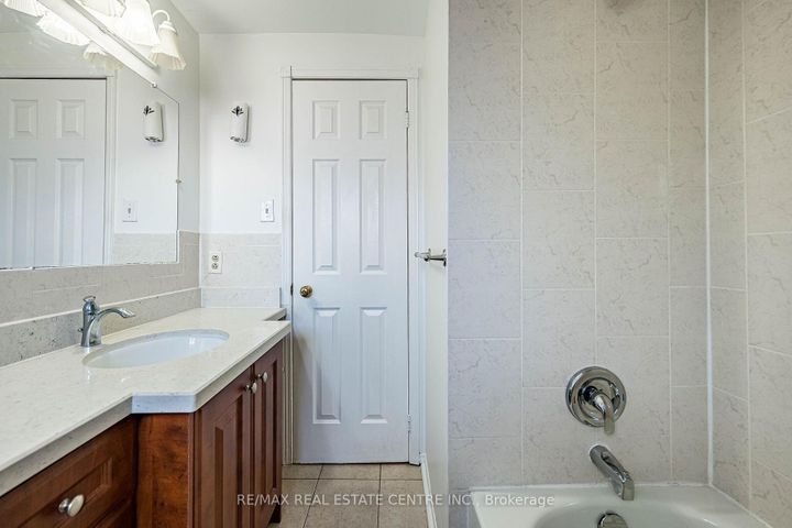 Photo 30 at 42 Lafleur Court, Fletcher's Creek South, Brampton