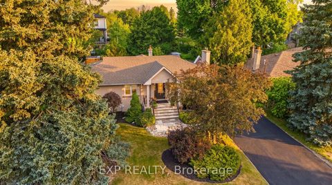 Photo 1 at 20 Malaren Road, Maple, Vaughan