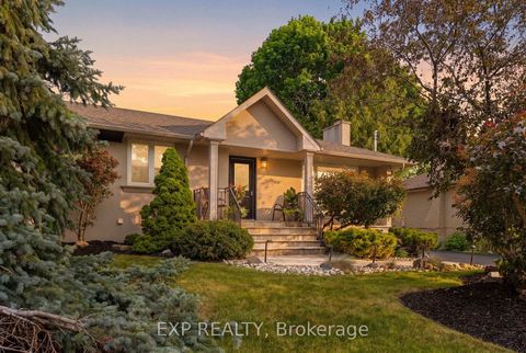 Photo 2 at 20 Malaren Road, Maple, Vaughan
