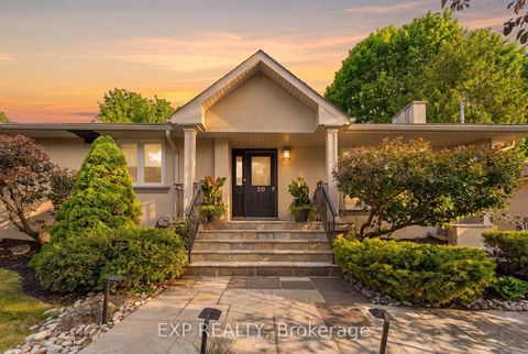 Photo 3 at 20 Malaren Road, Maple, Vaughan