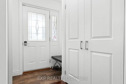 Photo 4 at 20 Malaren Road, Maple, Vaughan