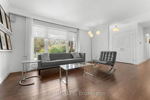 Photo 7 at 20 Malaren Road, Maple, Vaughan