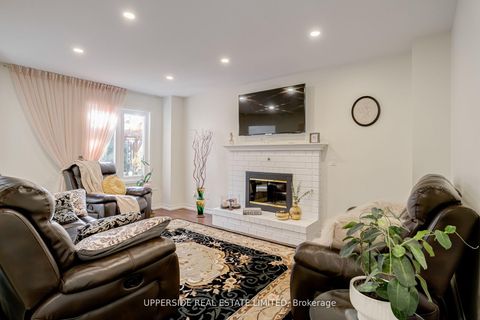 Photo 6 at 167 Covent Crescent, Aurora Highlands, Aurora