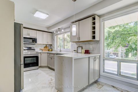 Photo 4 at 92 Poplar Crescent W, Aurora Highlands, Aurora