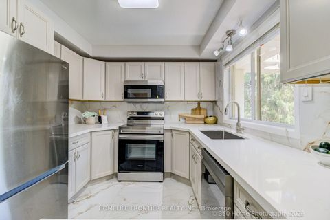 Photo 5 at 92 Poplar Crescent W, Aurora Highlands, Aurora