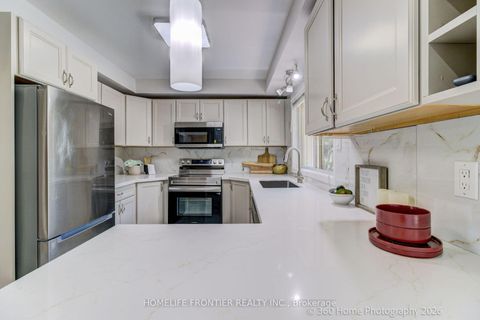 Photo 6 at 92 Poplar Crescent W, Aurora Highlands, Aurora