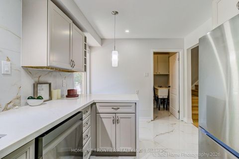 Photo 7 at 92 Poplar Crescent W, Aurora Highlands, Aurora