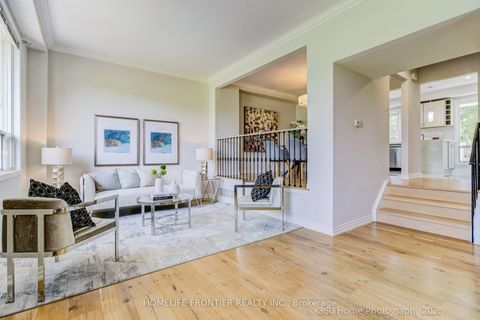 Photo 11 at 92 Poplar Crescent W, Aurora Highlands, Aurora
