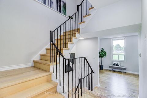 Photo 15 at 92 Poplar Crescent W, Aurora Highlands, Aurora