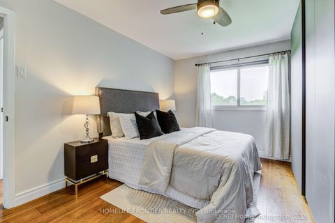 Photo 18 at 92 Poplar Crescent W, Aurora Highlands, Aurora
