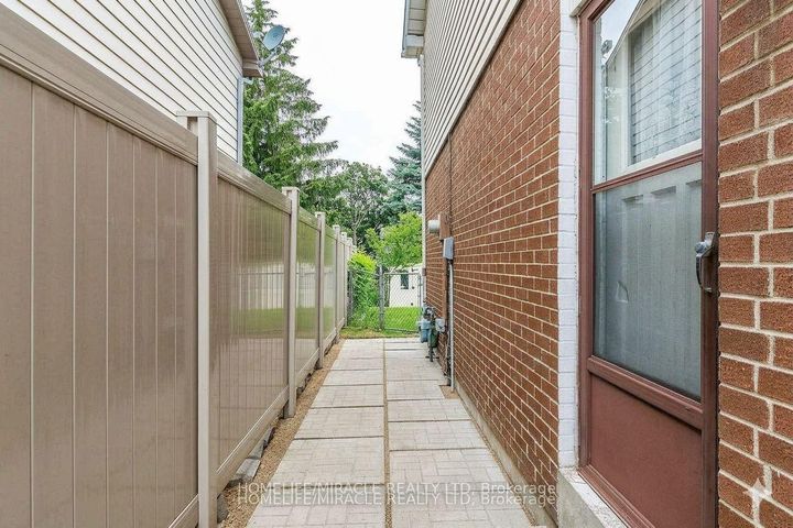 Photo 3 at 2335 Council Ring Road, Erin Mills, Mississauga