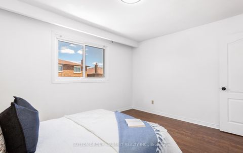 Photo 27 at 20 SAWMILL Road, Jane Heights, Toronto