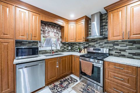 Photo 9 at 135 Autumn Glen Circle, Clairville, Toronto