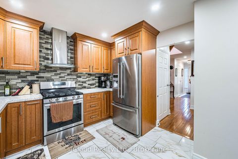 Photo 10 at 135 Autumn Glen Circle, Clairville, Toronto
