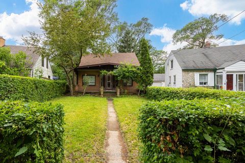 Photo 1 at 7 Saunders Crescent, Queensway, Toronto