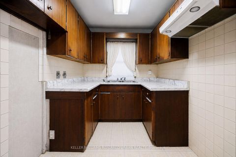 Photo 16 at 7 Saunders Crescent, Queensway, Toronto