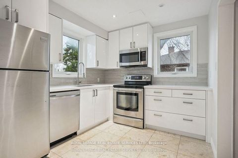 Photo 7 at 256 Zelda Crescent, Crosby, Richmond Hill