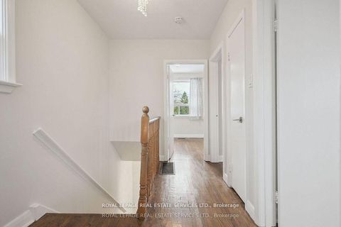 Photo 10 at 256 Zelda Crescent, Crosby, Richmond Hill