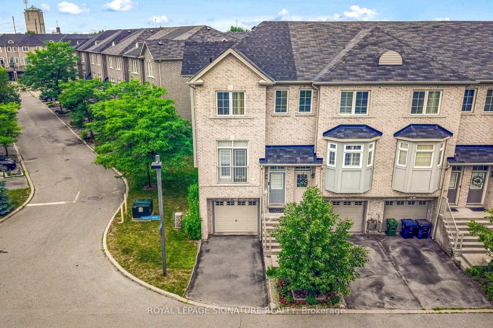 51 Piggott Mews, Weston, Toronto photo number 2