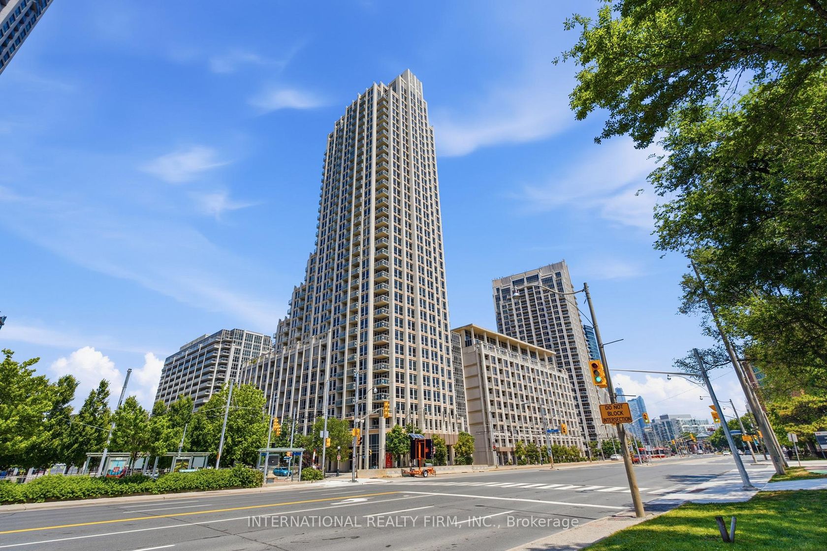 711 - 628 Fleet Street, Niagara, Toronto photo number 2