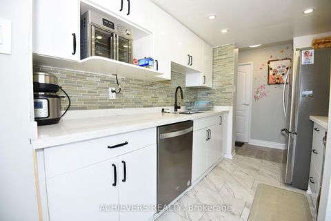 Photo 13 at 914 - 1 Rowntree Road, Jamestown, Toronto