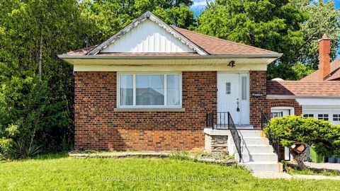 Photo 3 at 14 Valdane Drive, Birchmount, Toronto