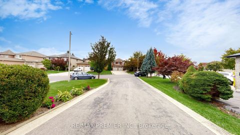 Photo 1 at 32 Veneto Drive, Vaughan Grove, Vaughan