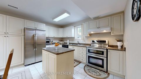 Photo 2 at 32 Veneto Drive, Vaughan Grove, Vaughan