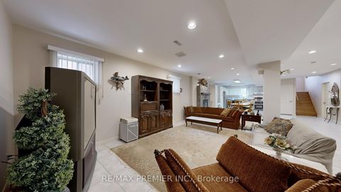 Photo 6 at 32 Veneto Drive, Vaughan Grove, Vaughan