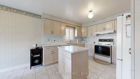 Photo 7 at 32 Veneto Drive, Vaughan Grove, Vaughan