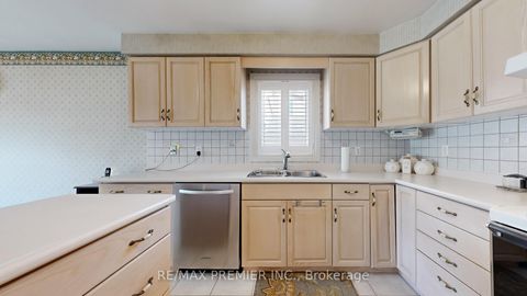 Photo 8 at 32 Veneto Drive, Vaughan Grove, Vaughan